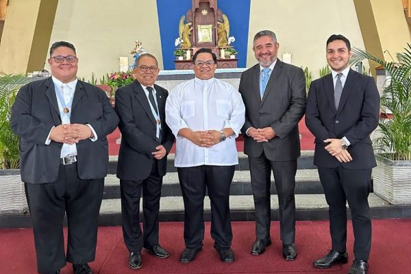 Los hombres rezan el Santo Rosario en nuestra parroquia.